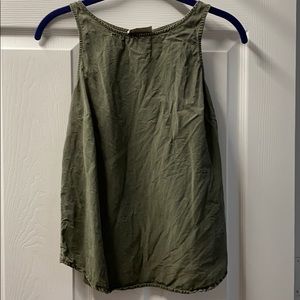 Universal Thread button back tank top